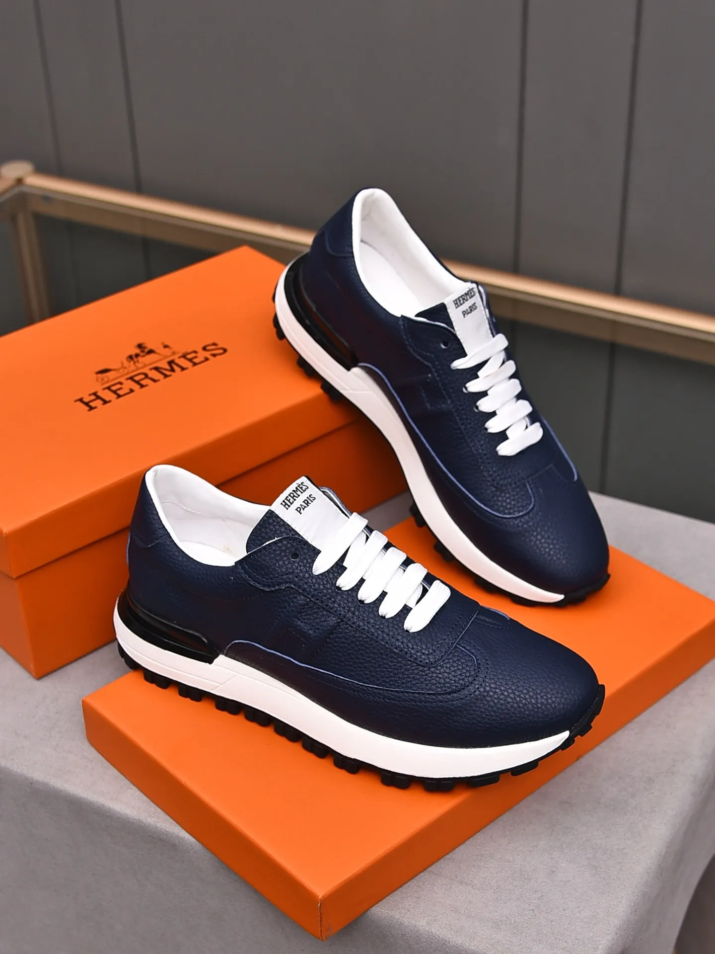 📛📛📛PPP440 (Hermes)🆕Men's color-blocked sneakers with textured calfskin details. Spliced ​​with original cowhide, this shoe draws inspiration from the equestrian world, integrating technical details and practical functions. Breathable sheep lining, original combination outsole, high-end quality, and every detail is perfectly combined! Size: 38-44 (45 can be customized)